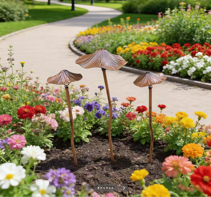 Antiker Gartenstecker aus Eisen in Form eines Lotusblatts