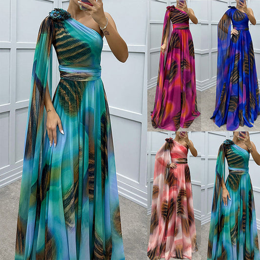 Flatterndes Chiffon-Kleid mit schräger Schulter und Druck für Damen