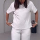 Schlichtes zweiteiliges Damen-Set mit kurzärmligem Oberteil und Hose