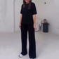 Schlichtes zweiteiliges Damen-Set mit kurzärmligem Oberteil und Hose