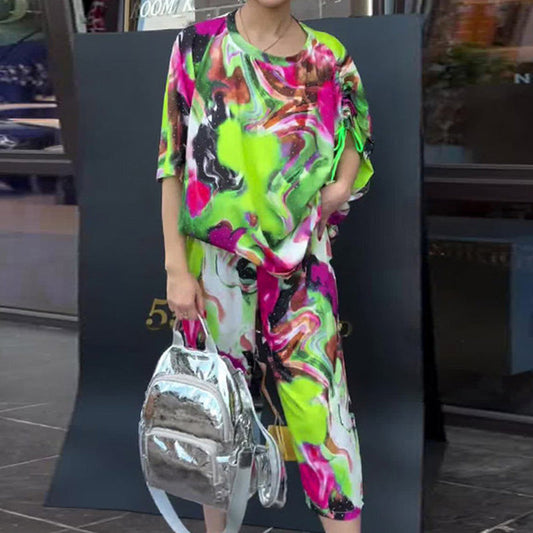 Set aus lockerem Kurzarmshirt und Dreiviertelhose mit Batikmuster