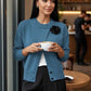 Eleganter Damen-Wickelpullover mit Knopfleiste und Blumenverzierung